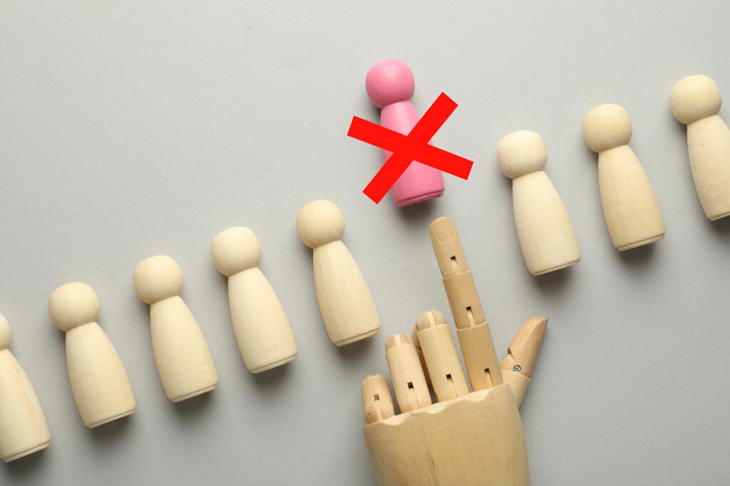 Wooden figures illustrating an employee being dismissed, representing unjustified dismissal, serious misconduct, and employment law in New Zealand.
